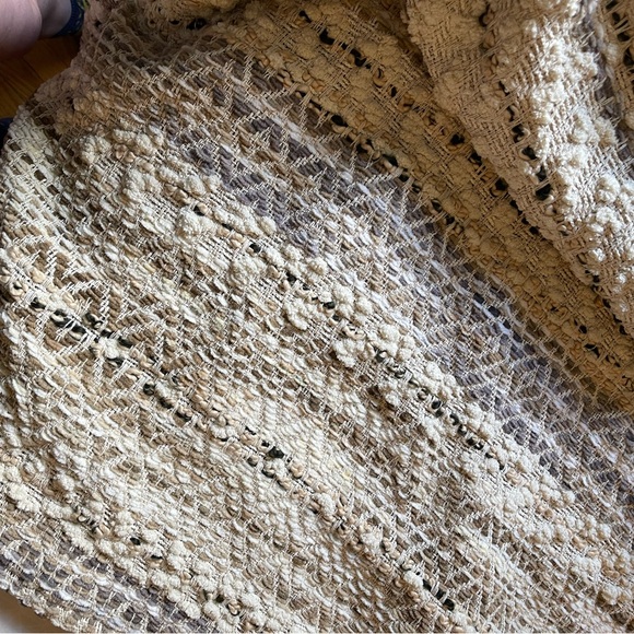 UO “Sandrah” throw blanket - Picture 6 of 8